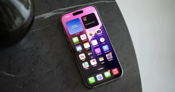 Tại sao tiết kiệm pin bằng AI không chỉ là tính năng mới, mà là chiến lược sống còn của iPhone?