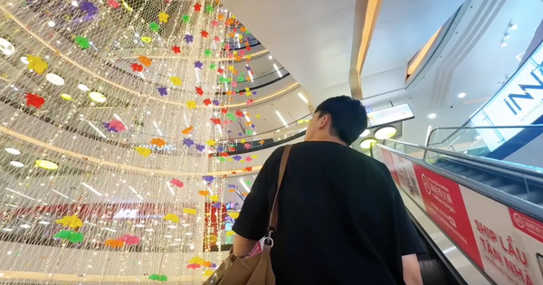 Đến Vạn Hạnh Mall những ngày này, 10 người thì cả 10 đều vô thức làm một việc giống hệt nhau