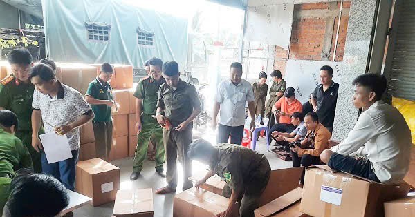Từ bao bì vứt bụi rậm, phát hiện nhiều tấn sữa, thực phẩm chức năng không rõ nguồn gốc