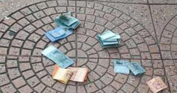 Đi vứt rác, người đàn ông sốc nặng khi phát hiện tiền mặt rơi rải rác khắp đường