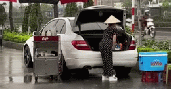 Hành động lạ bên cạnh chiếc ô tô của người phụ nữ bán nước dưới cơn mưa nặng hạt khiến dân mạng đứng hình