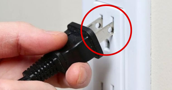 Bí mật chiếc lỗ tròn trên phích cắm: Tưởng dư thừa, hoá ra "cứu nguy" cho cả gia đình