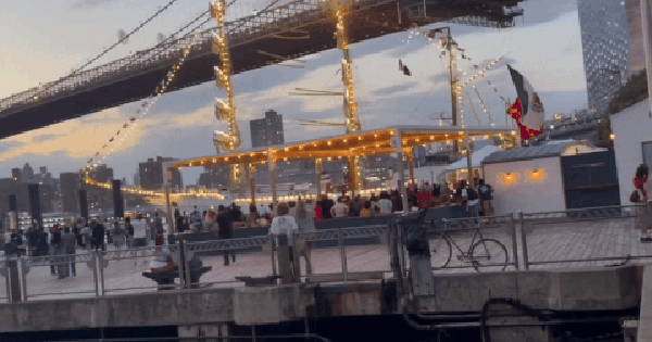 Tàu chở 277 người đâm thẳng vào cầu Brooklyn ở Mỹ, hàng chục người thương vong