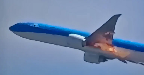 Máy bay Boeing 777 cháy động cơ khi vừa cất cánh