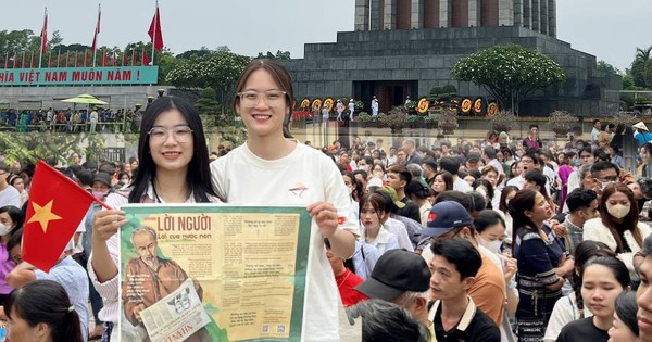 Du khách mọi miền đổ về viếng Lăng Bác đúng ngày 19/5, giới trẻ tự hào cầm trên tay hình ảnh của Người