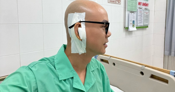 Nam ca sĩ nổi tiếng: Hôn nhân viên mãn bên vợ trẻ, 50 tuổi body 6 múi, phải vá màng nhĩ vì 1 sơ suất