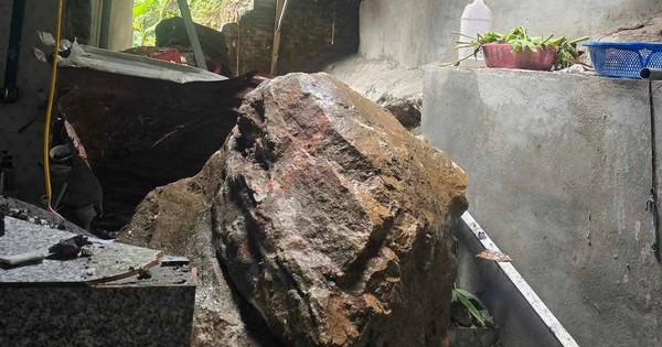 VIDEO: Nhiều tảng đá từ trên núi cao lăn xuống khu dân cư sau tiếng nổ lớn