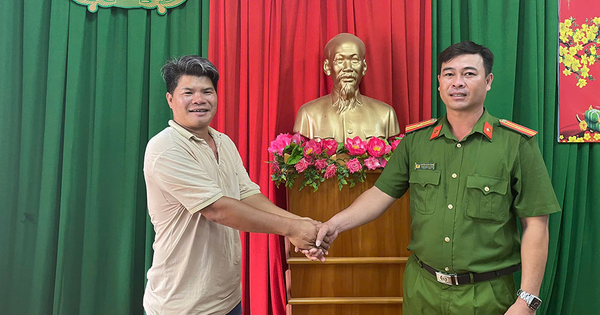 Nhờ công an tìm chủ tài khoản nhận 101 triệu đồng chuyển nhầm, người phụ nữ nhận lại được toàn bộ số tiền