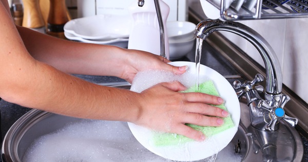 4 kiểu rửa bát càng rửa càng bẩn, tự nuôi mầm bệnh: Tưởng “biết rồi, khổ lắm, nói mãi” nhưng nhiều người vẫn sai