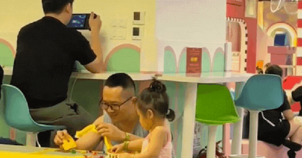 Hai khung cảnh trái ngược tại khu vui chơi trong TTTM ngày lễ: Ranh giới giữa bận rộn và vô tâm mong manh lắm!