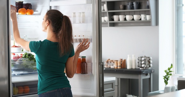 Bác sĩ đến chơi nhà, vừa mở tủ lạnh ra bỗng thét lên: “Trời ơi, mầm bệnh ung thư ở ngay đây!”