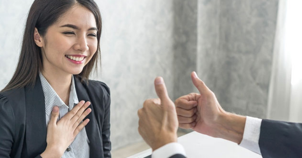Khi được khen “bạn giỏi quá”, người thường nói “cảm ơn”, người EQ cao trả lời đầy tinh tế khiến người nghe mát lòng