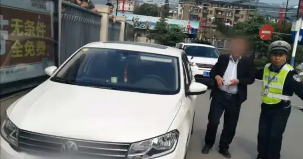 Cảnh sát yêu cầu, cụ ông 72 tuổi xuất trình bằng lái viết tay, nào ngờ sau khi xem anh nói: Mời ông đi!