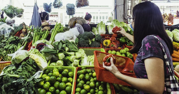 Chợ sáng hay chợ chiều: Đi giờ nào thì túi tiền đỡ "méo mặt"?