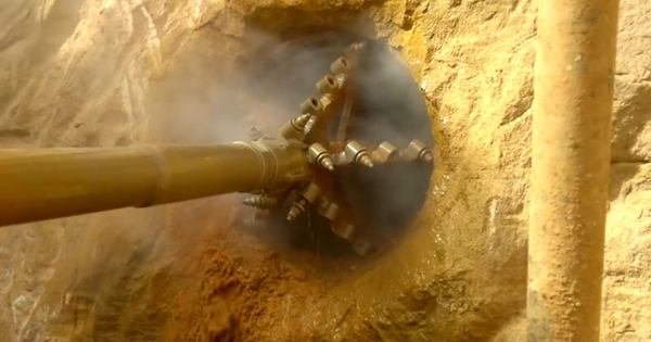 Công trường khoan 31 mũi sâu 4.800m dừng thi công gấp vì làm lộ đá trắng ánh vàng nặng 48kg, kho báu lạ xuất hiện, công nghệ góp công lớn