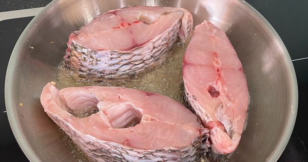 Rắc 1 thìa "bột trắng" khi rán cá - cá giòn rụm lại không nát tươm: Chiêu này "đỉnh của chóp"!