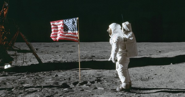Neil Armstrong là người đầu tiên đặt chân lên Mặt Trăng, vậy ai là người chụp lại bức hình này?