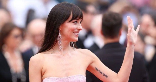 Nữ diễn viên '50 sắc thái' gầy trơ xương, mỹ nhân Pháp diện váy phản cảm tại Cannes