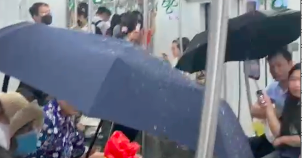 Hành khách đi tàu metro Cát Linh - Hà Đông phải che ô vì dột nước