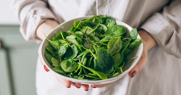 Việt Nam có loại rau rẻ tiền, dễ mua nhưng lại rất giàu sắt và giúp giải nhiệt, bổ máu, đẹp da trong những ngày oi bức