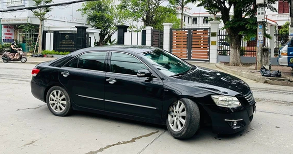 Xe Camry bất ngờ 'rụng' bánh giữa đường, dân mạng: Tài xế cũng có trách nhiệm, đừng chỉ trách thợ xe