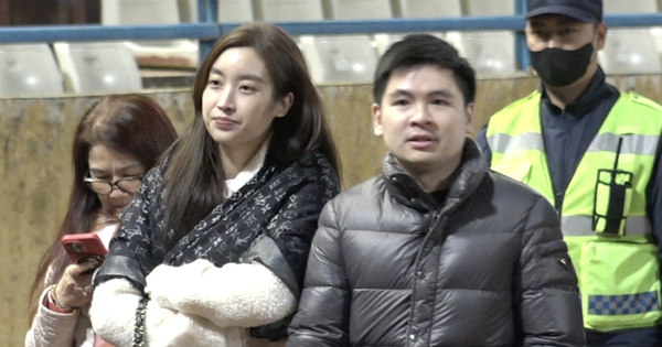 Xôn xao khoảnh khắc hoa hậu Đỗ Mỹ Linh giữa khung hình quyền lực nhà bầu Hiển, một hành động thể hiện rõ thái độ