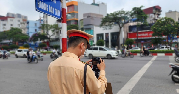 CSGT đặt máy ghi hình, nhiều tài xế xe máy vượt đèn đỏ, đi lên vỉa hè bị phạt nguội