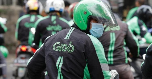 Chạy Grab, Gojek được 200k/ngày mà mỗi cuốc xe bị "cắt máu" đến 20%: Làm nghề này ở đây là khổ hay sướng?