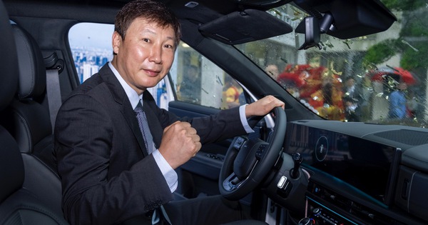 HLV Kim Sang-sik nhận bàn giao Santa Fe bản đắt nhất tại Việt Nam: 'Đã có 15 năm dùng xe Hyundai ở quê nhà'