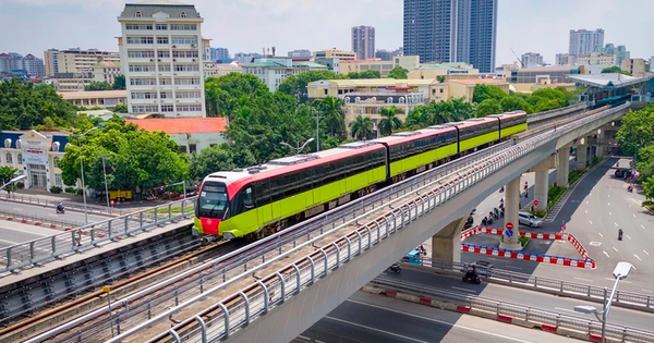 Đường sắt Nhổn - ga Hà Nội mất điện đột ngột, phát thanh liên tục trấn an hành khách
