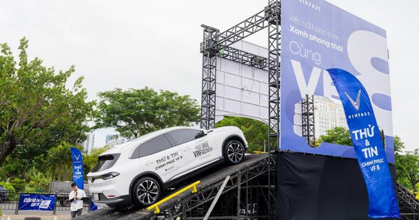 Chạy VinFast VF 8 vượt dốc cao, lội hố nước, người lái chia sẻ: ‘Không ngờ một mẫu SUV gia đình có thể đi như xe địa hình’