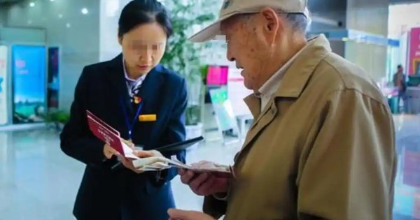 Ông cụ gửi tiết kiệm hơn 720 triệu đồng, 2 ngày sau số dư chỉ còn 0, ngân hàng khẳng định: “Lỗi là của ông”