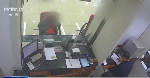 2 thanh niên đến ngân hàng rút 720 triệu đồng, nhân viên phát hiện tài khoản đã 3 năm không hoạt động, gọi cảnh sát vào cuộc điều tra