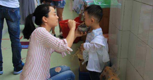 Con trai 4 tuổi đi học mẫu giáo bị sụt 3kg sau nửa tháng, mẹ tức giận "hỏi tội" cô giáo nhưng lại bẽ mặt vì lý do