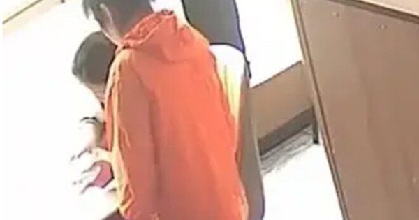 Thấy 2 mẹ con vào quán ăn, gọi món nhưng lại không ăn, chủ quán liền gọi cảnh sát: Nhờ vậy mà cứu cả một gia đình!