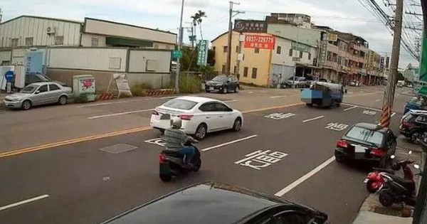 Đang đi cùng con trai, cụ bà sốc nặng khi phát hiện cọc tiền lớn trên đường