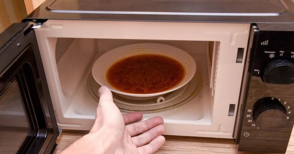 Tưởng “biết rồi khổ lắm nói mãi” vậy mà vẫn có người dùng lò vi sóng kiểu này mà không biết NGUY HIỂM kề bên