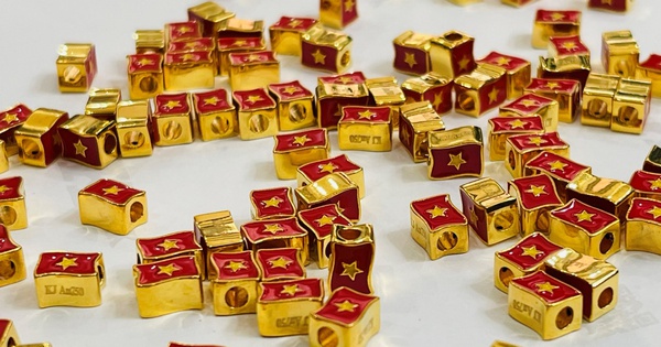 Người dân săn tìm Charm vàng 18k - Trang sức hình lá cờ Việt Nam dịp 2/9