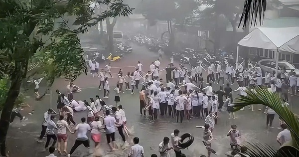 Muốn quay về quá khứ quá: Khung cảnh sân trường dưới cơn mưa lớn, thanh xuân đẹp nhất là lúc này!