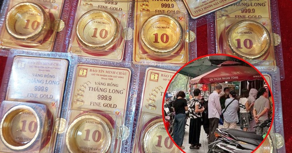 Cứ mua vàng xong là giá "tuột dốc", người phụ nữ ở Hà Nội vẫn kiên trì xếp hàng: “Có tiền thì mua thôi”