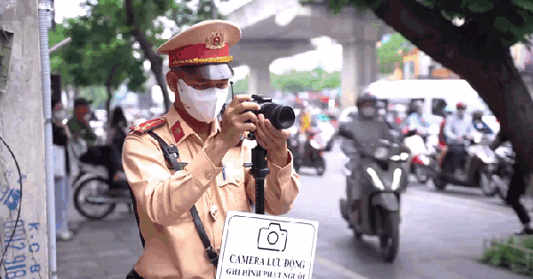Nối đuôi leo vỉa hè, nhiều xe máy bị CSGT ghi hình phạt nguội bằng camera lưu động