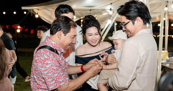 Bố vợ Đoàn Văn Hậu hiếm hoi lộ diện bên con rể, phong độ gây sốt, "gen đỉnh" bảo sao Doãn Hải My đẹp thế!