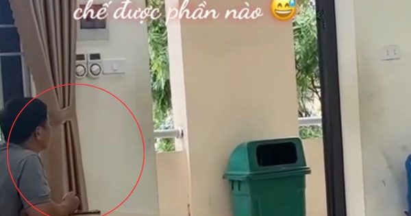 Buổi họp phụ huynh đang gây bão MXH: Nhìn thứ người bố này cầm trên tay, nhiều người đùa "Anh đã trải qua những gì vậy?"
