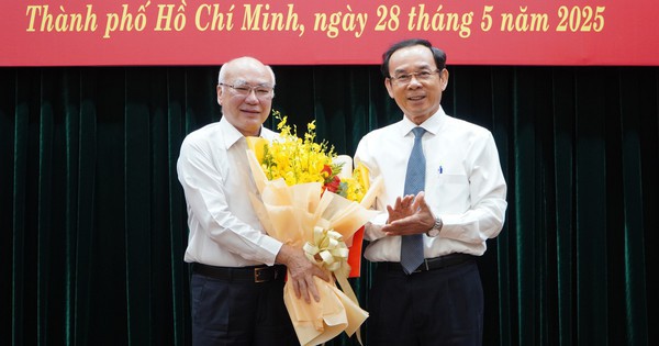 Ông Phan Nguyễn Như Khuê nhận quyết định nghỉ hưu