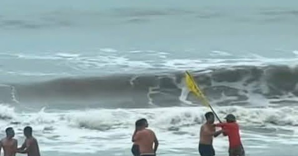 VIDEO: Xôn xao clip nhân viên bảo vệ xô đẩy, ngăn du khách tắm biển khi sóng lớn