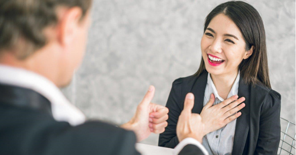 Khi được khen “bạn xinh quá”, người thường nói “cảm ơn”, người EQ cao trả lời đầy tinh tế khiến người nghe mát lòng