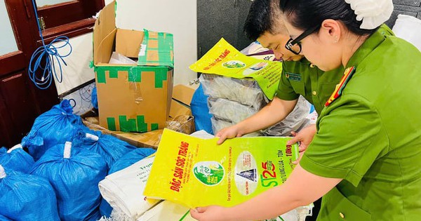 Bắt 2 chủ cửa hàng ở Hà Nội bán hơn 17 tấn gạo ST25 giả