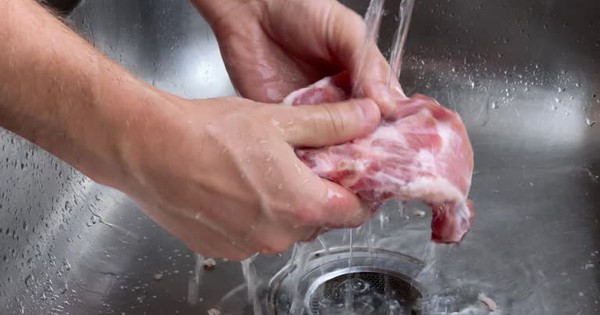 Thịt, cá mua từ siêu thị về có cần rửa lại không? Chuyên gia cảnh báo