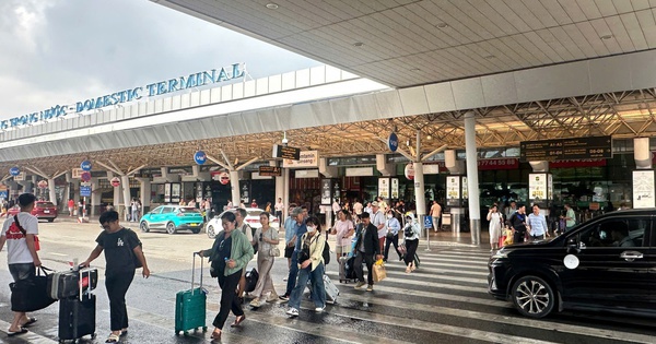 Sân bay Tân Sơn Nhất đông nghẹt, giá vé máy bay trở lại TP HCM đang tăng