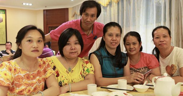 Đi họp lớp, bạn học nghèo bị chê cười vì mặc áo quê mùa: Lúc cô cởi áo ra, cả lớp liền bật khóc
